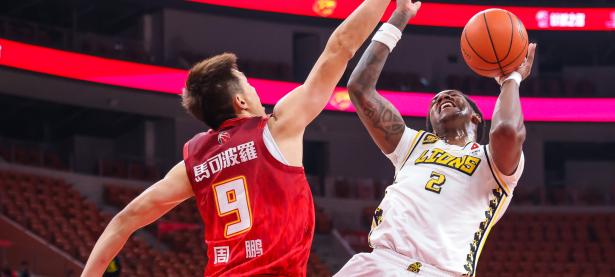 球员们在国际篮球赛场上挑战极限